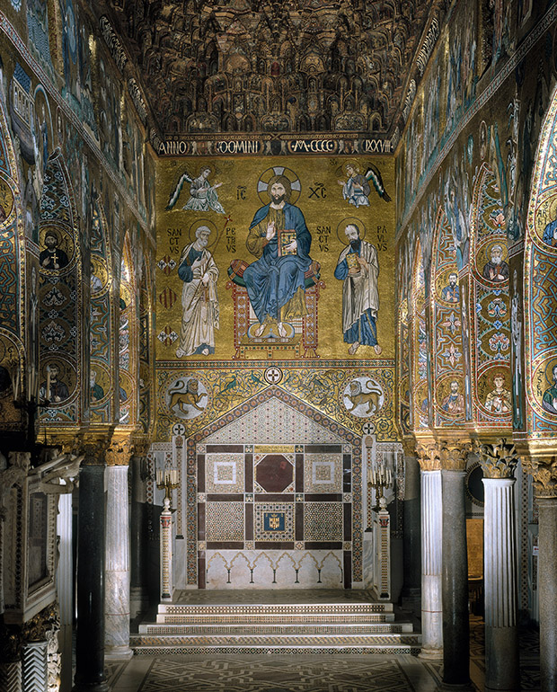 La cappella palatina del Palazzo dei Normanni di Palermo, con mosaici bizantini (1143) raffiguranti Cristo in trono tra san Pietro e san Paolo